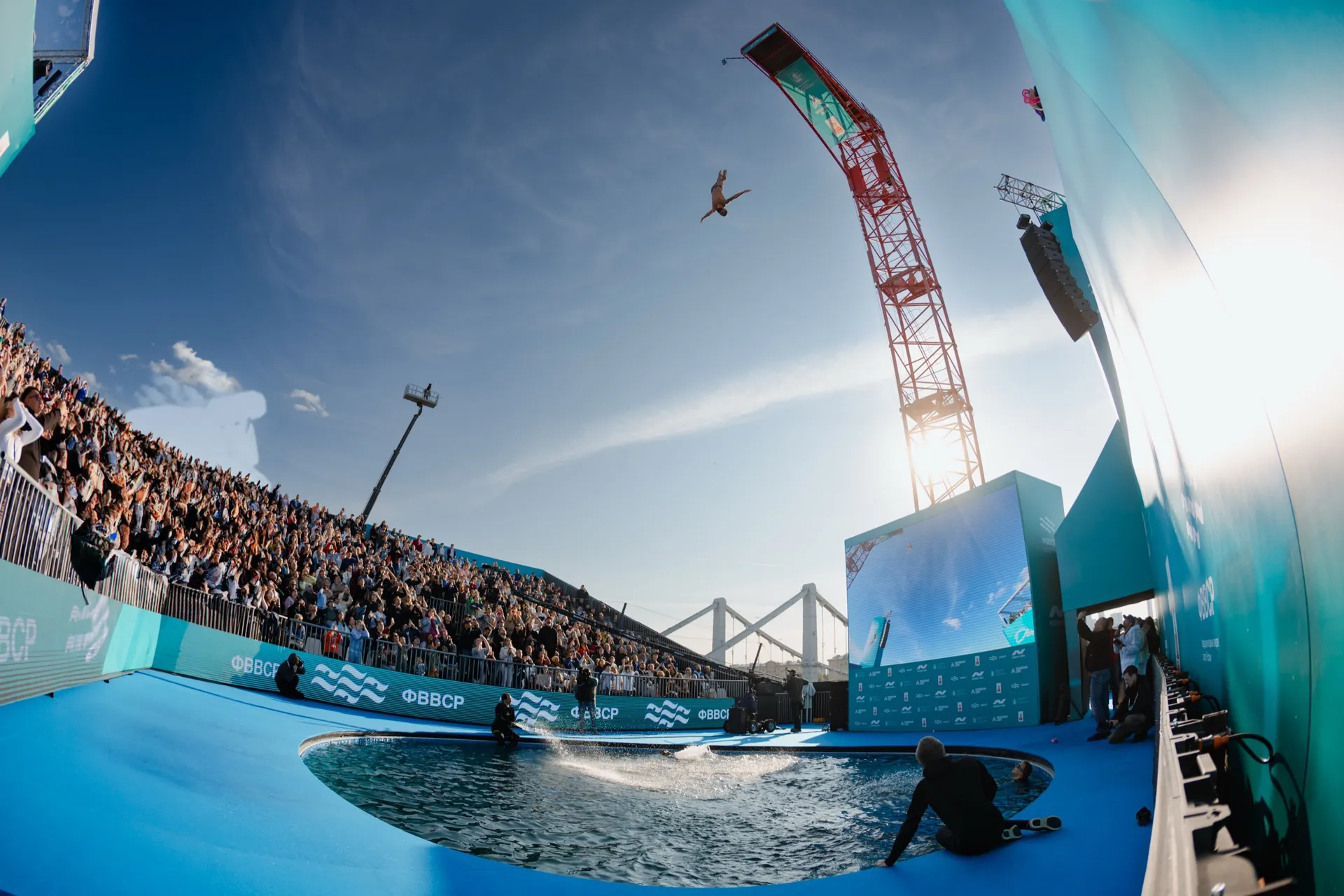 Highdiving-Sprung vom Turm vor großem Publikum